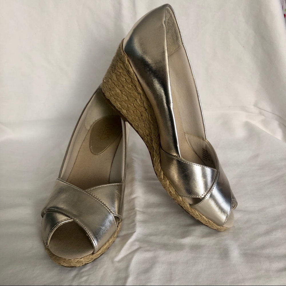 ✨EUC✨ Chaps Gold Peep-Toe Wedge Heels